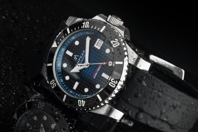 Pompeak’s stunning Sub-Aquatic automatic dive watch can be submerged up to 200 meters underwater!